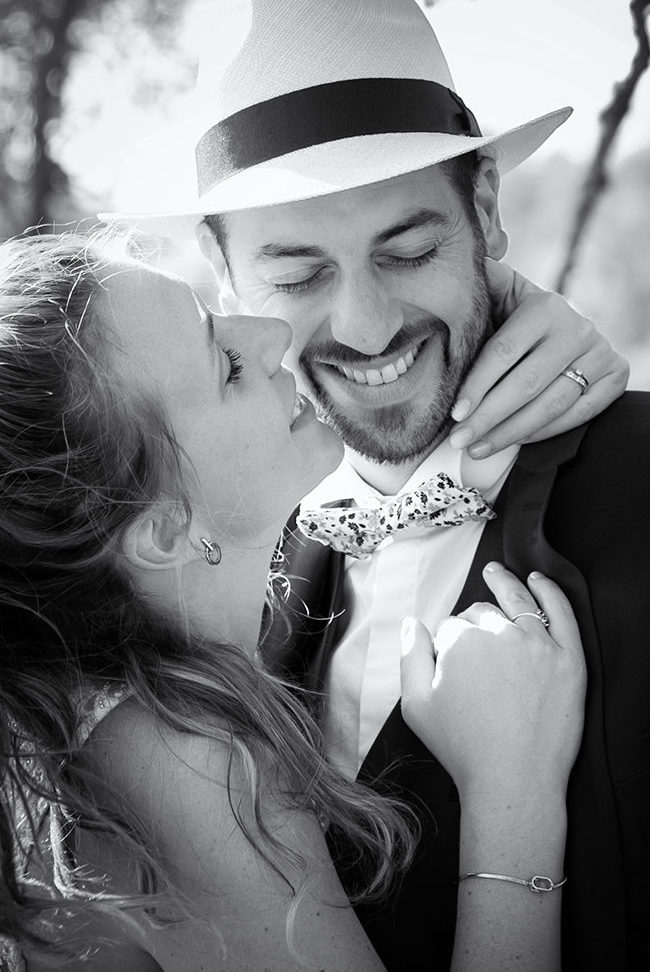 mariés se faisant un calin pour une photo de couple espiègle