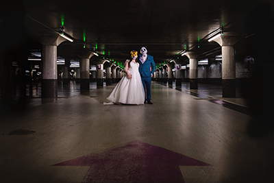 photo de mariage originale dans un parking