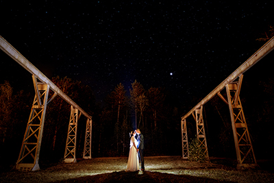 photo de couple de mariage sous les étoiles