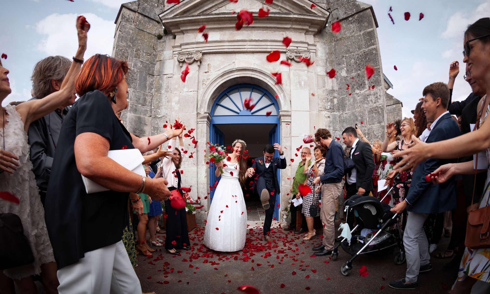 Sortie des mariés sous les pétales de roses